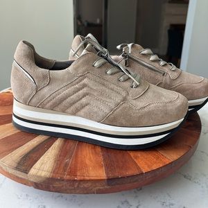 Softwaves CLAIR Sahara Suede Platform Zipper Sneaker